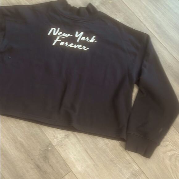 Zara size medium Black 'New York Forever' graphic woman's cropped Sweatshirt - Picture 5 of 11